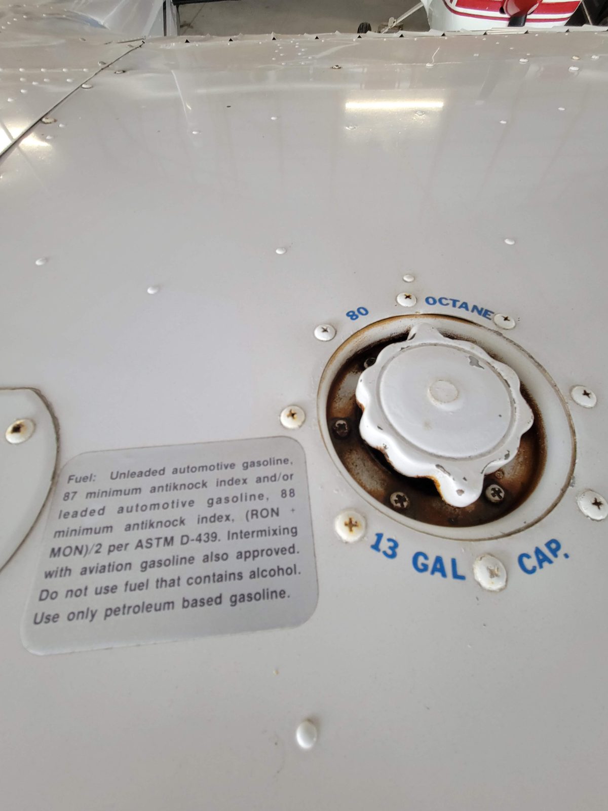 Fuel filler placard, 13 gallon capacity, 80 octane